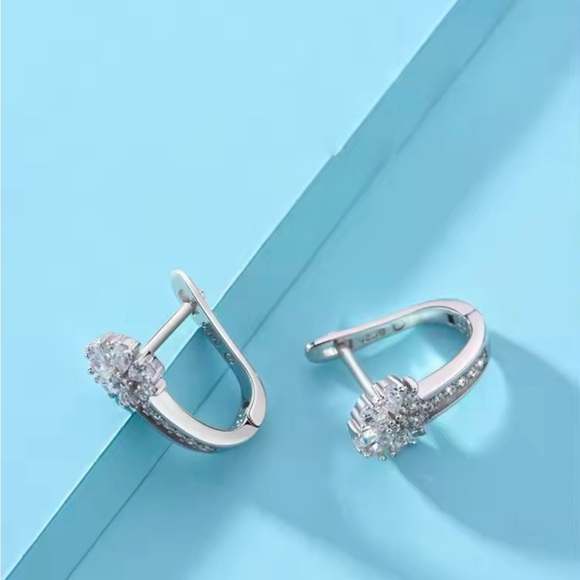 Gorgeous 925 Silver earrings with cubic zirconia amazing looking piece - Picture 2 of 4